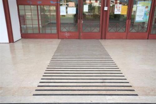 ROTOLO DI STRISCE ANTISCIVOLO