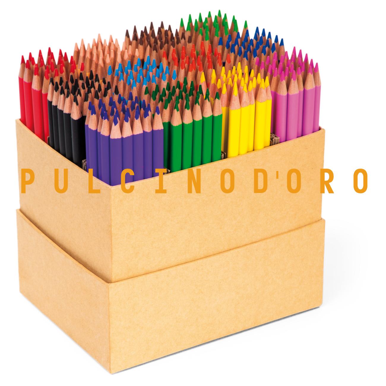 На столе лежат две коробки с карандашами. Карандаши в коробке. Коробка с карандашами. Цветные карандаши в коробке. Коробочка для карандашей.